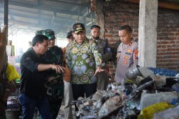 Sidak PabrikTahu di Krian, Bupati Subandi Tawarkan Solusi Alternatif