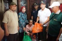 Peduli Lansia, Bupati Sidoarjo Subandi Berikan Kursi Roda untuk Warga Krian