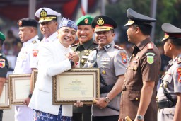 Kapolrestabes Surabaya Terima Penghargaan di HJKS ke-732, Wujud Dedikasi Jogo Suroboyo