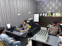 Polisi Amankan Penjual Miras Ilegal dan 50 Botol Arak di Dawarblandong