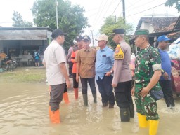Polres Mojokerto Kota Bersama TNI Hadir Bantu Korban Banjir di Dawarblandong