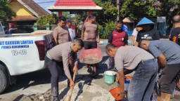 Bakti Polri di Hari Bhayangkara ke - 79, Polres Bondowoso Lakukan Tambal Jalan Berlubang Cegah Kecelakaan