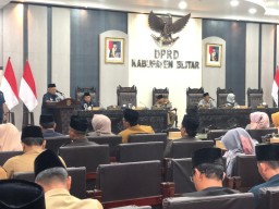 Paripurna DPRD Kabupaten Blitar Agenda Jawaban Bupati Terhadap Pandangan Fraksi DPRD Terkait Pelaksanaan APBD 2024