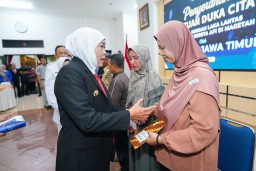 Serahkan Santunan Untuk Korban Laka Kereta Api di Magetan, Gubernur Khofifah Evaluasi Keamanan Perlintasan Sebidang