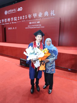 Hadiri Wisuda Sang Putra, Gubernur Khofifah Jadi Tamu Kehormatan di Peking University Tiongkok