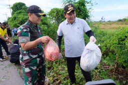 Pimpin Bersih- bersih Lingkungan, Bupati Sidoarjo Subandi : Jangan Membuang Sampah Sembarangan
