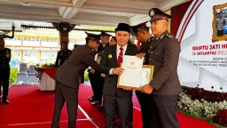 Bupati Mojokerto Berikan Reward untuk Polisi Berprestasi di Hari Jadi Polri
