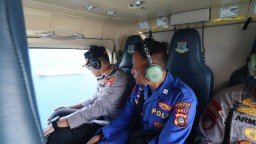 Gunakan Helikopter dan Kapal Patroli, Polairud Cari Korban Kapal Tenggelam di Selat Bali