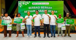 Petrokimia Gresik Peduli dan Berbagi Berkah Untuk Abang Becak