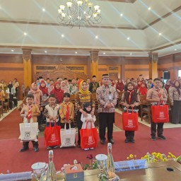 Sosialisasi Bosda, Wali Kota Mojokerto Bagikan Seragam Sekolah Gratis