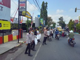 Jumat Berkah, Polsek Karangploso Bagikan Nasi Kotak ke Pengguna Jalan