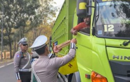 Di Tengah Kemacetan di Baluran, Polantas Berbagi Nasi Kotak, Sopir Truk : Polisi Situbondo Luar Biasa