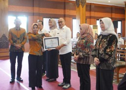 Wali Kota Mojokerto Ning Ita ‎Hadiri Exit Meeting Audit Kearsipan Internal 2025 dan Bagikan Penghargaan OPD Terbaik