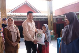 Kawal Distribusi Bantuan Beras, Bupati Sidoarjo Subandi Pastikan Tepat Sasaran dan Berkualitas Baik