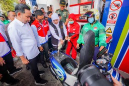 Suplai BBM di Jember Kembali Normal, Gubernur Khofifah Bersyukur dan Bagikan Bantuan Bensin Gratis Untuk Ojol