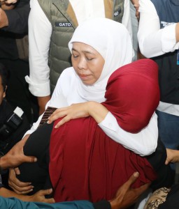 Gubernur Khofifah Hadir di Tengah Duka Tragedi KMP Tunu, Serahkan Santunan Ahli Waris Keluarga Korban di Banyuwangi