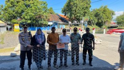 Gercep, Bupati Mojokerto Serahkan Bantuan ke Desa Banjaragung Tangani Tanggul Jebol