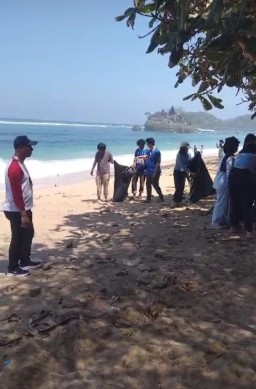 Pengelola Pantai Balekambang Bersama Mahasiswa UB Lakukan Penanaman Pohon dan Bersikan Sampah di Bibir Pantai
