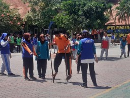 Rayakan HUT RI Ke-80, SMPN 4 Sidoarjo Lestarikan Permainan Tradisional