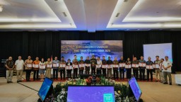 Tujuh Wajib Pajak Kanwil DJP Jawa Timur II Terima Piagam Wajib Pajak, Langsung dari Dirjen Pajak 