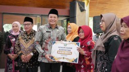 Kabar Gembira, Bupati Sidoarjo Subandi Naikkan Honor Kader Kesehatan Jadi Rp 100.000 Perbulan