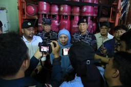 Bupati Gresik Apresiasi Aksi Cepat Pemprov Jatim, KRI Surabaya 591 Angkut Bantuan Logistik untuk Warga Bawean