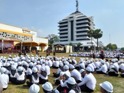 Mahasiswa Baru UISI Berpakaian Layaknya Pekerja Pabrik, Terapkan Industrial University