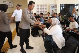 Polres Mojokerto Kota Berikan  Layanan Humanis, Bagikan Makanan di Loket SKCK