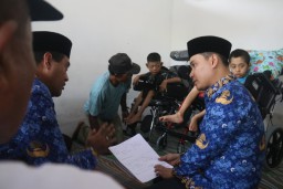 Bupati Mojokerto Gus Barra Beri Bantuan Kursi Roda kepada Dua Anak Disabilitas 