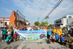 Pelopori World Clean Up Day, Wali Kota Mojokerto Ning Ita Bersama Ribuan Warga Bersih-bersih