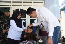 Wujud Nyata Kepedulian Bupati Sidoarjo, Tiga Warga Dapat Bantuan Kursi Roda