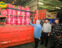 Gubernur Khofifah Kirimkan Bantuan Logistik ke Pulau Bawean dengan KRI Surabaya 591