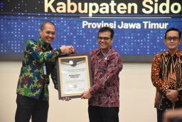 Sukses Kembangkan Layanan Berbasis Digital, Pemkab Sidoarjo Raih Penghargaan GM-DTGI Award 2025