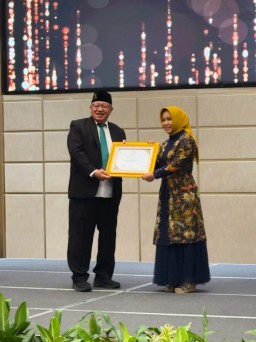 Wali Kota Mojokerto Ning Ita Terima Penghargaan dari Baznas Jatim, Kategori Pembinaan Baznas