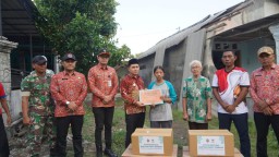 Bupati Albarra Serahkan Bantuan Material dan Sembako untuk Korban Angin Ribut di Mojokerto