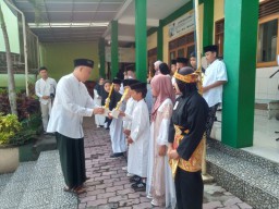 MI Bustanul Ulum Kota Batu Gelar Apel Hari Santri dan Pemberian Piagam