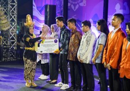 Ning Ita Beri Beasiswa Ratusan Pemuda dan Atlet Berprestasi di Ajang Festival Pemuda 2025