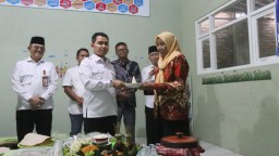 Gus Bupati Beri Penghargaan PT Anugerah Teknik Perkasa, Bantu Rehab Gedung Sekolah RA Darussalam