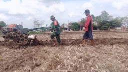 Serma Syahrul Bantu Petani Membajak Sawah 