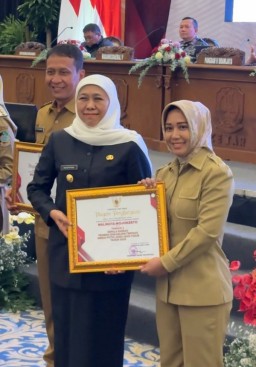 Wali Kota Mojokerto Raih Penghargaan Pembina Siskamling Terbaik V Jatim 2025