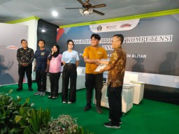 Depnaker Kab Blitar Serahkan Sertifikat BNSP: Pencari Kerja Muda Siap Terjun di Dunia Nyata