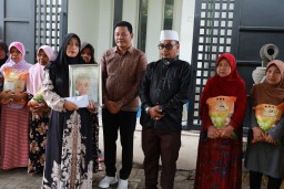 Bupati Subandi Serahkan Santunan Rp10 Juta Untuk Korban Tragedi Pondok Al Khoziny Buduran