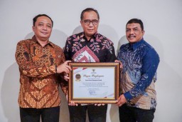 Pemkab Gresik Raih Penghargaan “Menuju Informatif” pada KI Award 2025