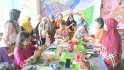 Assosiasi UTJ Sidoarjo Peduli Emak-emak dan Janda, Beri Pelatihan Kerajinan Sandal Cantik 