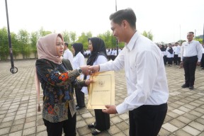 Ning Ita Serahkan SK PPPK Paruh Waktu Kepada 1.119 Tenaga Non ASN