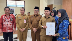 Bupati Mojokerto Serahkan Petikan Keputusan Perpanjangan PPPK Guru, Fokus pada Layanan Pendidikan Berkualitas