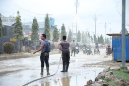 Polri Bantu Kuras Air Yang Merendam Kompi Senapan A Yonif 111 / Aceh Tamiang