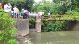 Gercep Polisi dan SAR Evakuasi Lansia Terbawa Arus di Pintu Air DAM Bululawang