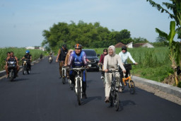 Wali Kota Ning Ita, Tinjau Proyek Pembangunan di Kota Mojokerto Sambil Gowes