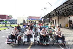 Kapolres Mojokerto Kota Ajak Makan Bersama Tukang Becak, Ojol dan Jukir, Wujud Kepedulian Kepada Sesama